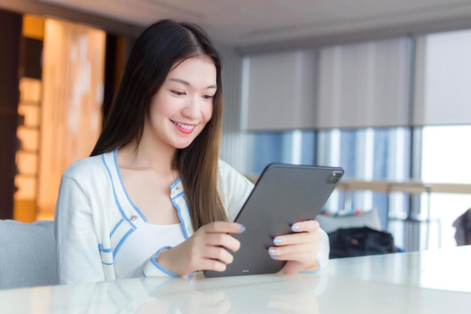 Estudiante internacional participando en clase online desde diferentes zonas horarias