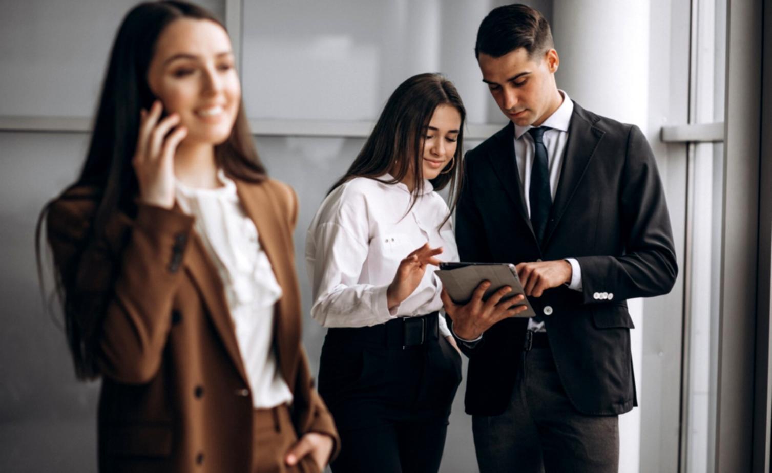 Persona trabajando en planificación financiera con documentos y calculadora